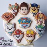 Perníčky znázorňující postavy z Tlapkové patroly na dortu s logem "Paw Patrol".